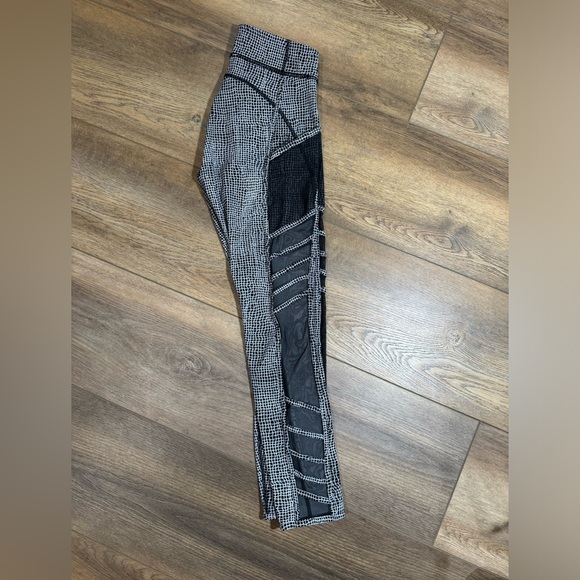 Lululemon Wild And Free Tight - size 6, 27" - Picture 5 of 11